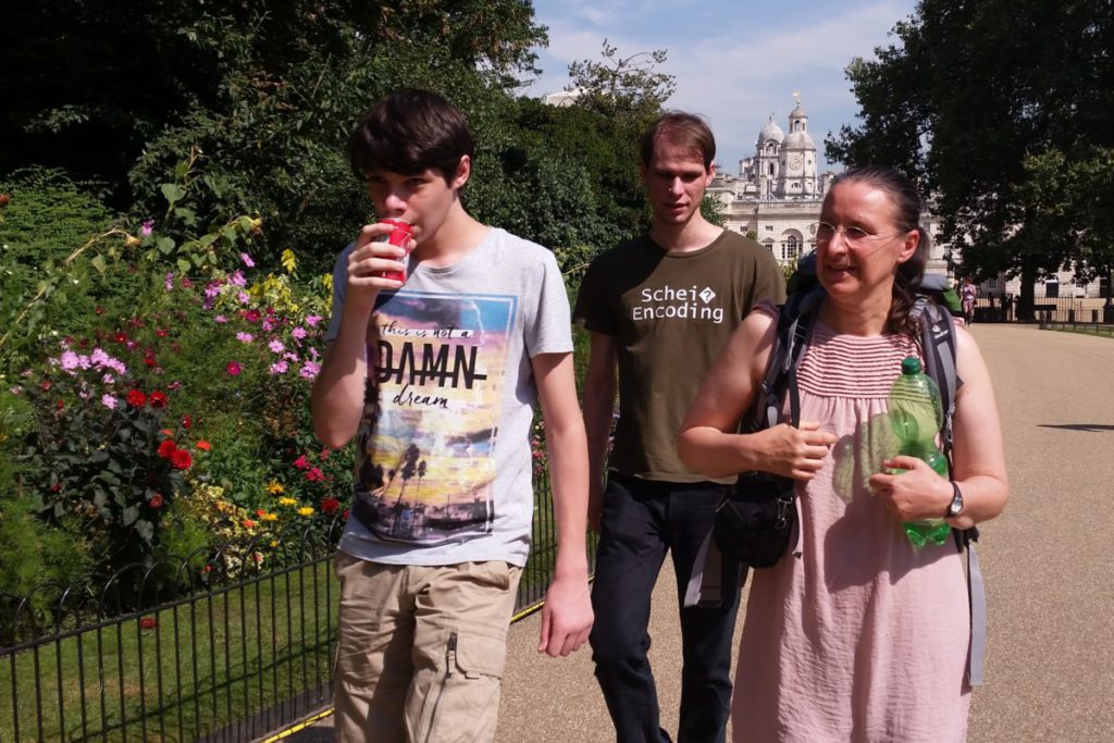 Jonas, Ruben und Gundula im St. James Park