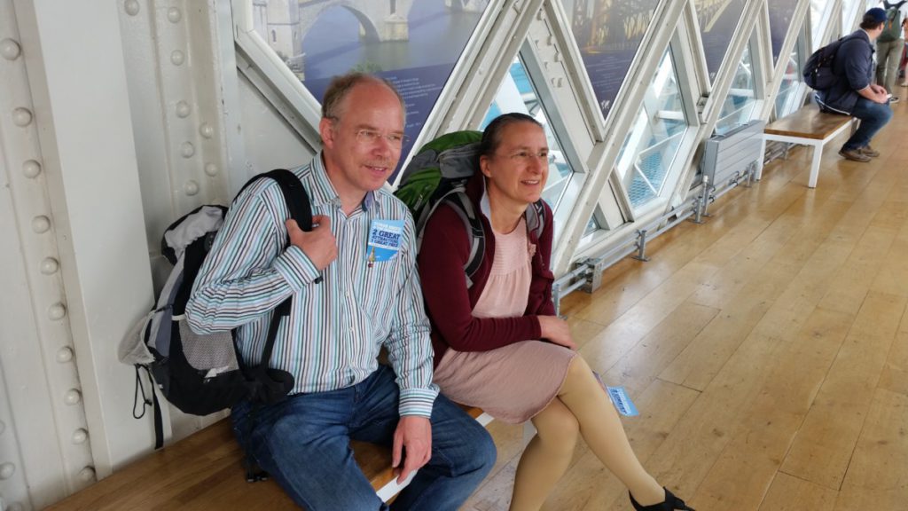 Gundula und Michael im Durchgang der Tower-Bridge