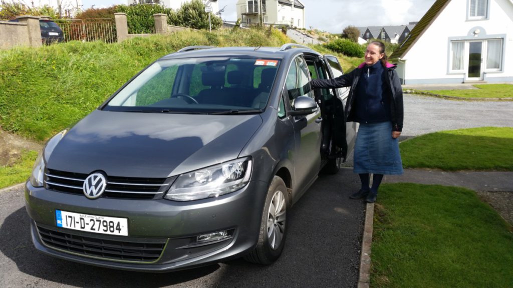 Gundula neben dem Mietwagen in Lahinch