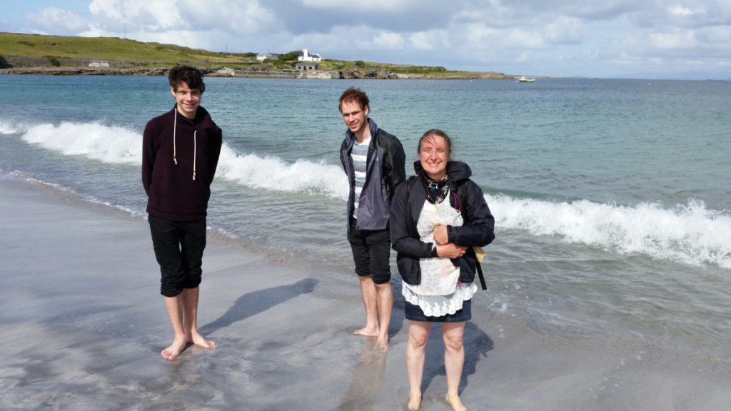 Gundula, Jonas und Ruben am Strand von Kilmurvy