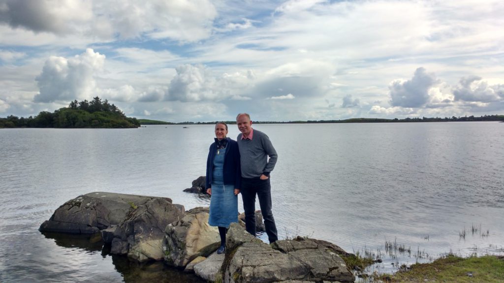 Auf den Steinen am Ufer des Lough Corrib