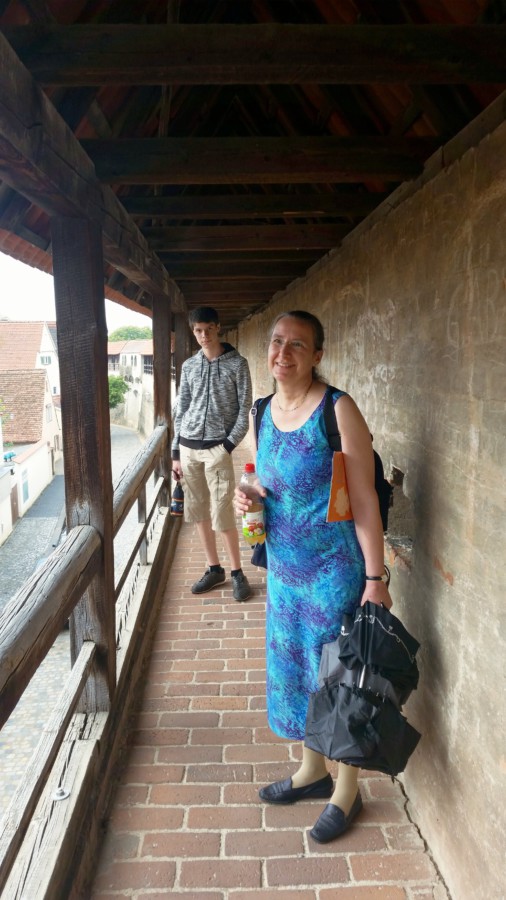 Jonas und Gundula auf dem Wehrgang der Stadtmauer Nördlingen