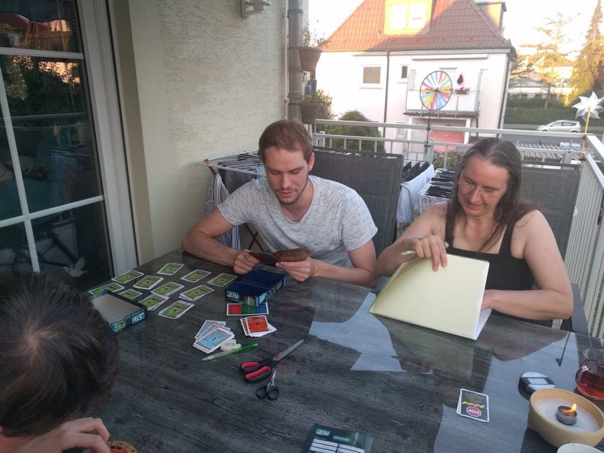 Familie Schäfer spielt das Exit-Game "Die verlassene Hütte"