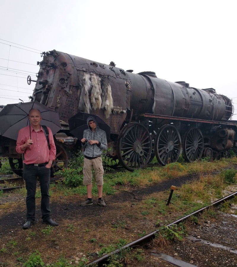 Michael und Jonas vor einem Lokomotivtorso, vermutlich 01 024