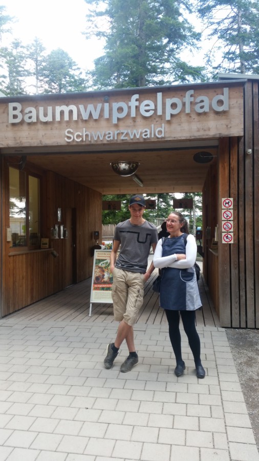 Jonas und Gundula am Eingang des Baumwipfelpfads