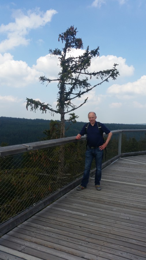 Michael auf dem Aussichtsturm am Ende des Weges