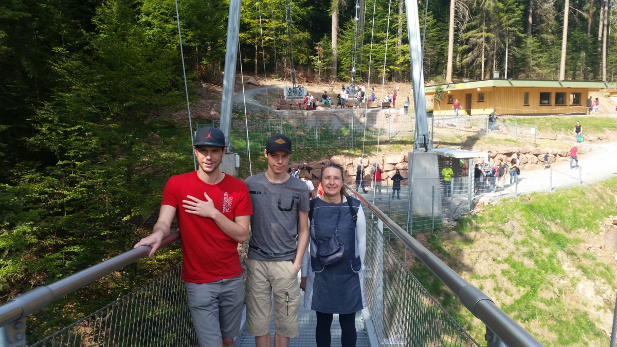 Famile Schäfer auf der WildLine Hängebrücke